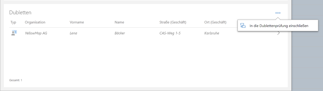 Der Screenshot zeigt den Block Dubletten innerhalb der Dublettenprüfung. Ein zuvor ausgeschlossener Datensatz ist kursiv dargestellt und es ist das geöffnete Aktionsmenü mit der Funktion In die Dublettenprüfung einschließen sichtbar.